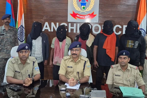 रांची में नकली विदेशी शराब बनाने का खुलासा, पांच गिरफ्तार, आर्मी कैंटीन की नकली मोहरें जब्त