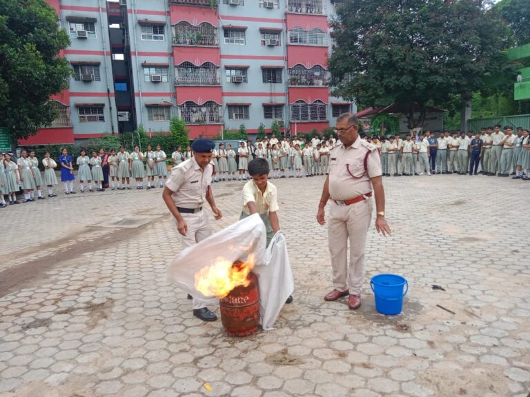 Jamshedpur News :कदमा में ADLS सनशाइन स्कूल और मॉल में फायर मॉक ड्रिल