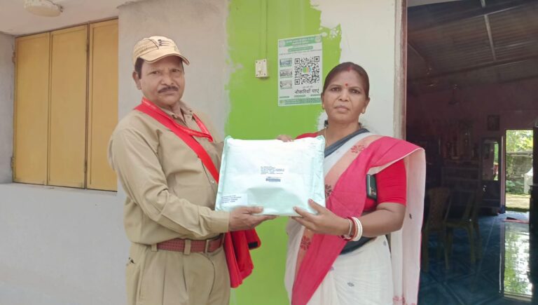 Jamshedpur News :पद्मश्री जमुना टुडू को राष्ट्रपति भवन से विशेष आमंत्रण, डाक विभाग ने घर तक पहुँचाया न्योता