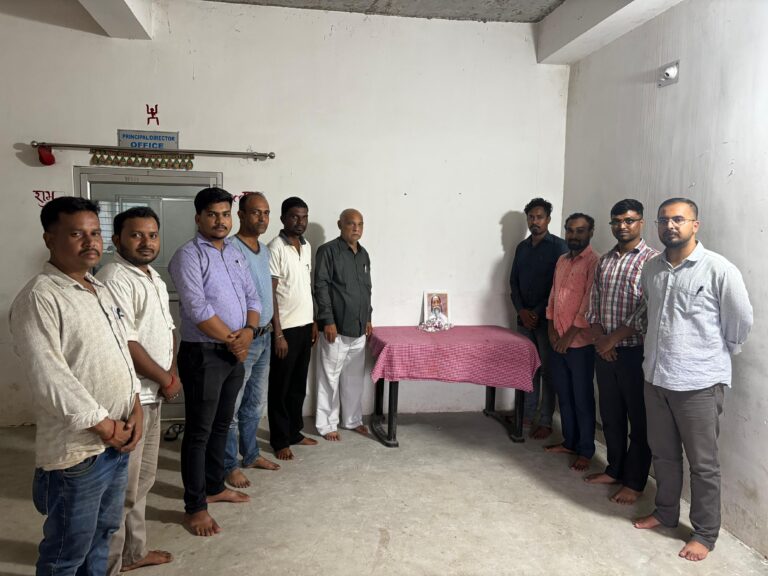 नारायण आईटीआई चांडिल में दिशोम गुरु शिबू सोरेन को दी गई श्रद्धांजलि