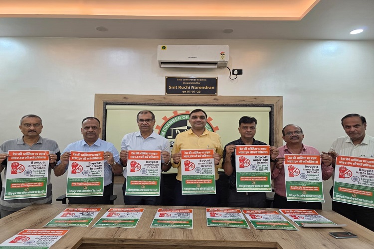 Jamshedpur: अमेरिका की ओर से भारत पर टैरिफ लगाने के विरोध में सिंहभूम चैंबर ने किया पोस्टर लॉन्च, अमेरिकी उत्पादों के बहिष्कार व स्वदेशी उत्पादों के उपयोग का किया आह्वान