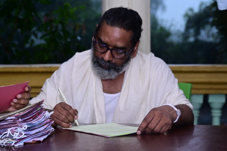 Jharkhand News :मुख्यमंत्री हेमन्त सोरेन पुत्र धर्म के साथ निभा रहे राजधर्म, रामगढ़ के नेमरा स्थित पैतृक आवास से सरकारी कामकाज निपटा रहे