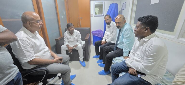Jamshedpur :दिल्ली अपोलो अस्पताल में शिक्षा मंत्री रामदास सोरेन से मिले अर्जुन मुंडा और बिद्युत महतो