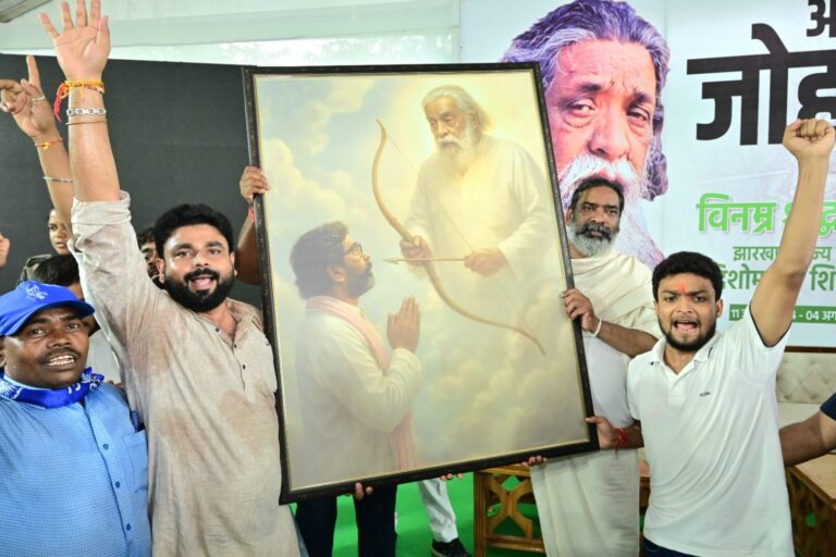 Jharkhand: दिशोम गुरु शिबू सोरेन जी को श्रद्धांजलि अर्पित करने वालों का लगा तांता, लोगों ने मुख्यमंत्री से मिलकर जतायी संवेदना