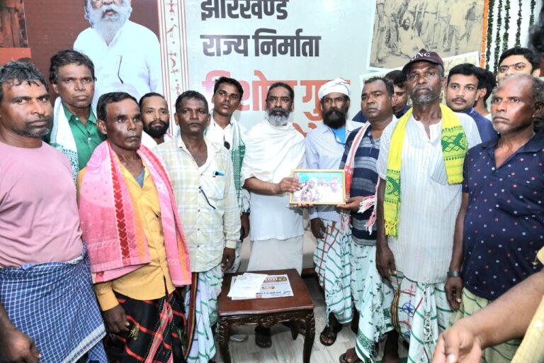 Jharkhand :नेमरा में दिशोम गुरु शिबू सोरेन को श्रद्धांजलि, उमड़ा जनसैलाब