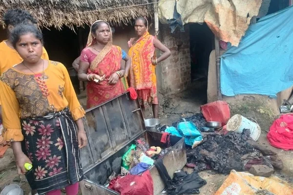 बहरागोड़ा : खेत में काम करने गया था परिवार, घर में लगी आग में सब कुछ जला