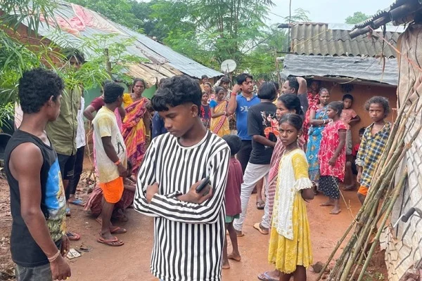 JAMSHEDPUR : चाकुलिया में फंदे पर लटकी मिली विवाहिता, पति गया था मजदूरी करने