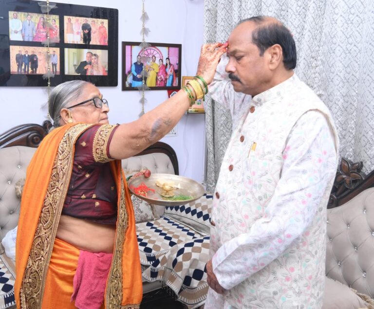 Jamshedpur News:पूर्व मुख्यमंत्री रघुवर दास ने जमशेदपुर में मनाया रक्षाबंधन का पावन त्यौहार, सैकड़ो बहनों ने कलाई पर बांधी राखी, बहनों की रक्षा का वचन देकर पूर्व सीएम ने नारी शक्ति के सम्मान और सुरक्षा का किया आह्वान