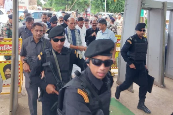 केंद्रीय मंत्री राजनाथ सिंह और संजय सेठ पहुंचे नेमरा, दिशोम गुरु के श्राद्ध भोज में होंगे शामिल