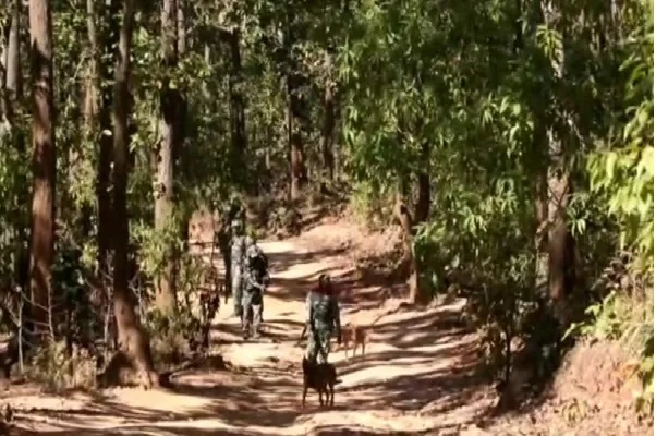 चाईबासा में नक्सली हमला, आईईडी ब्लास्ट में दो जवान घायल, एयरलिफ्ट किये गये
