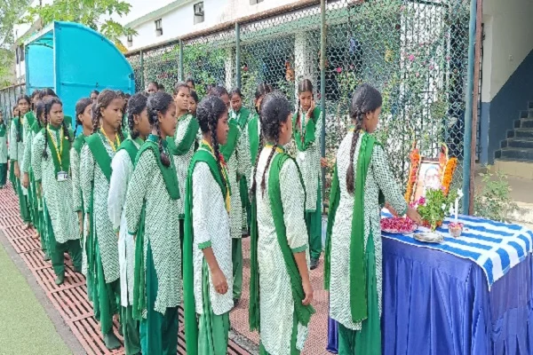 झारखंड के तमाम सरकारी स्कूलों में विद्यार्थियों ने दिशोम गुरु को दी श्रद्धांजलि