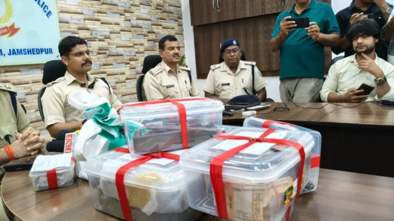 सोनारी में अवैध हथियार निर्माण के साथ गांजा तस्करी का खुलासा, बड़ी मात्रा में नगदी जब्त
