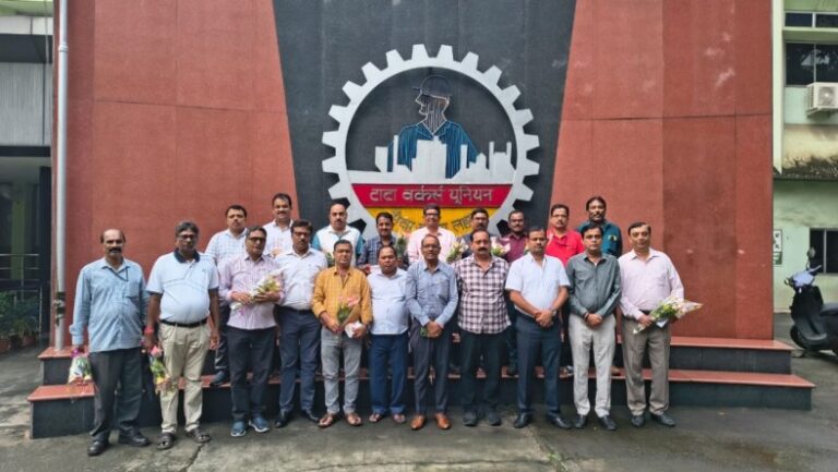 Tata Workers Union ने Tata Steel से रिटायर 16 कर्मियों को दी विदाई, यूनियन सभागार मे हुआ समारोह