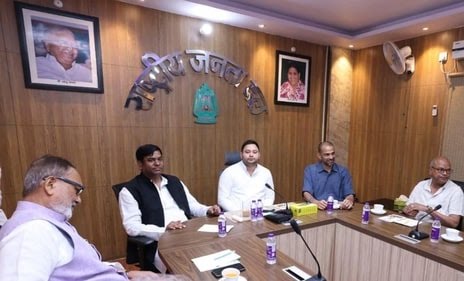 Bihar Election: चुनावी सरगर्मी के बीच तेजस्वी के आवास पर राजद व कांग्रेस नेताओं की बैठक, सीट बंटवारे पर दिल्ली में फैसला होने की उम्मीद