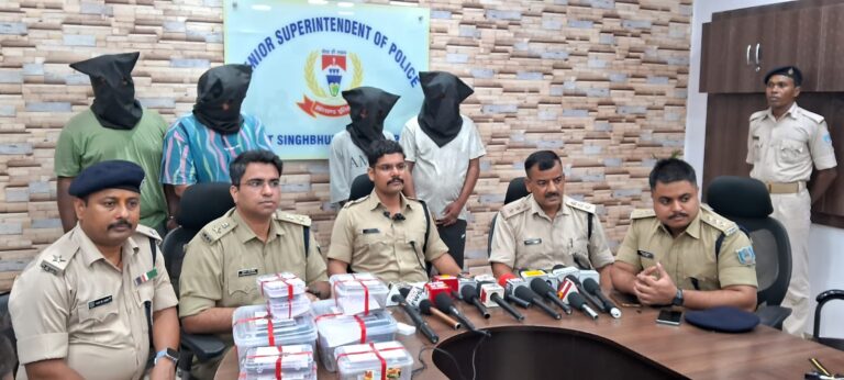 Jamshedpur Loot Case: बिष्टुपुर में 30 लाख रुपये लूट का हुआ खुलासा, चार आरोपी गिरफ्तार, 10.69 लाख रुपये, इनोवा कार और पिस्टल बरामद, कमलेश दुबे था मास्टरमाइंड