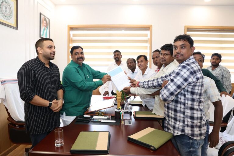 Jamshedpur: कुणाल षाड़ंगी के नेतृत्व में पूर्वी सिंहभूम श्रमिक मित्र संघ के प्रतिनिधियों ने मंत्री संजय यादव से की मुलाकात, ये मांगें रखीं?