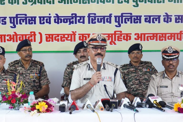 Chaibasa Naxal: चाईबासा में DGP अनुराग गुप्ता ने नक्सलियों को दी चेतावनी, सरेंडर कर दें, नहीं तो मुठभेड़ में मारे जायेंगे