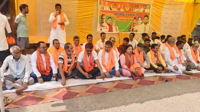 Jamshedpur: विभिन्न समस्याओं के समाधान की मांग पर टाटानगर स्टेशन चौक पर भाजपा और बागबेड़ा महानगर विकास समिति का धरना