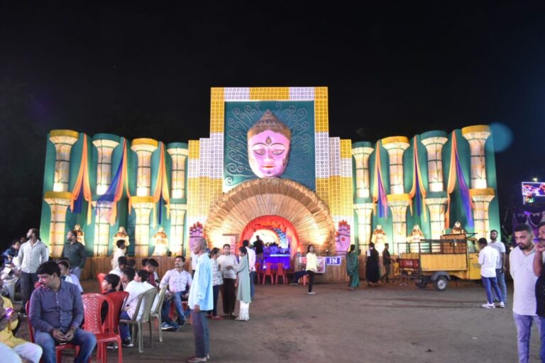 Jamshedpur Durga puja: टुइलाडूंगरी के पूजा पंडाल का मंत्री दीपक बिरुवा ने किया उद्घाटन, जानें क्या है खास