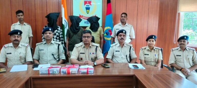 कुलहुटम जंगल से हो रही हथियारों की तस्करी, पुलिस ने तीन को पकड़ा, आर्म्स जब्त