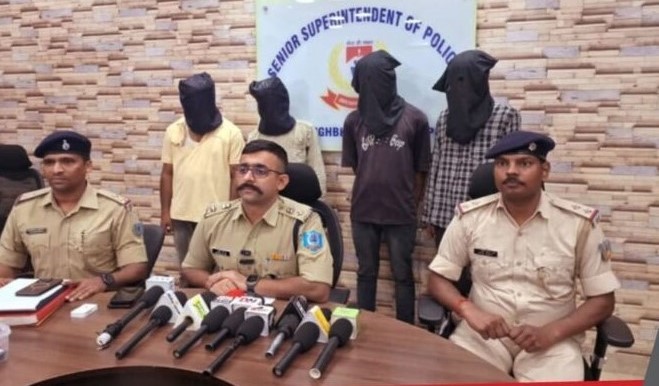 JAMSHEDPUR : नशे के खिलाफ कार्रवाई, बड़सोल में पकड़ाया ड्रग पेडलर्स का गिरोह, 106 पुड़िया ब्राउन शुगर जब्त