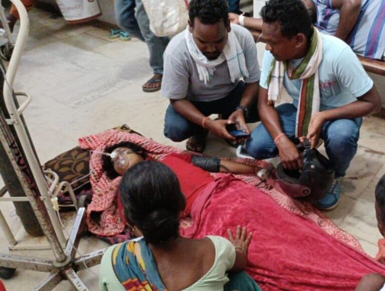 Chaibasa : सदर अस्पताल में बीमार छात्रा का जमीन पर इलाज, हो गयी मौत