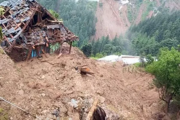 उत्तराखंड में भारी बारिश और बादल फटने से तबाही, चमोली में 12 मकान ध्वस्त, 8 लोग लापता