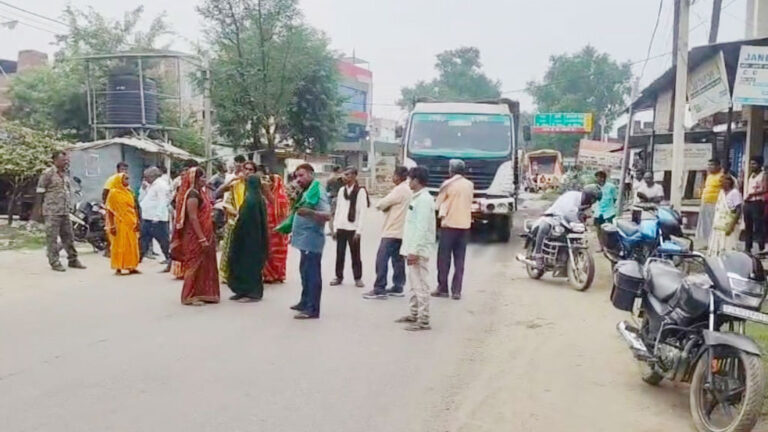 चतरा में झोलाछाप डॉक्टरों ने ली दो की जान, विरोध में सड़क पर उतरे लोग
