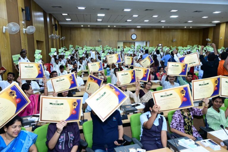 विद्यार्थियों को लैपटॉप, मोबाइल, स्कूटी और स्कॉलरशिप मिलेगी, मुख्यमंत्री का बड़ा ऐलान