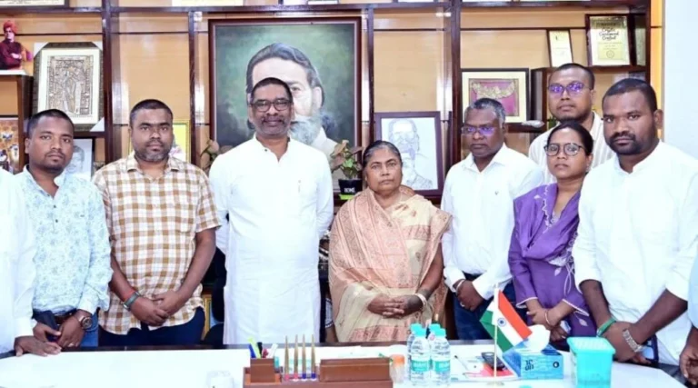 घाटशिला से रामदास के पुत्र सोमेश सोरेन के चुनाव लड़ने पर लगी मुहर!, CM से मिला परिवार