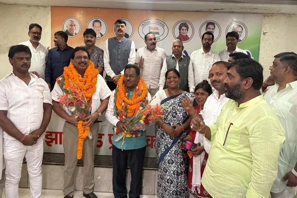 पूर्व अपर सचिव सहित दर्जनों लोग कांग्रेस में शामिल, प्रदेश अध्यक्ष ने दिलायी सदस्यता