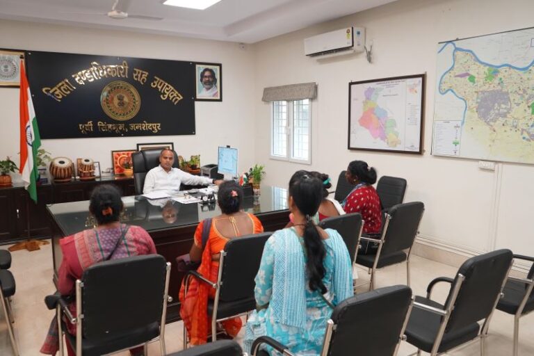 JAMSHEDPUR : नागरिकों की शिकायत-समस्याओं पर समयबद्ध कार्रवाई करें अधिकारी : डीसी