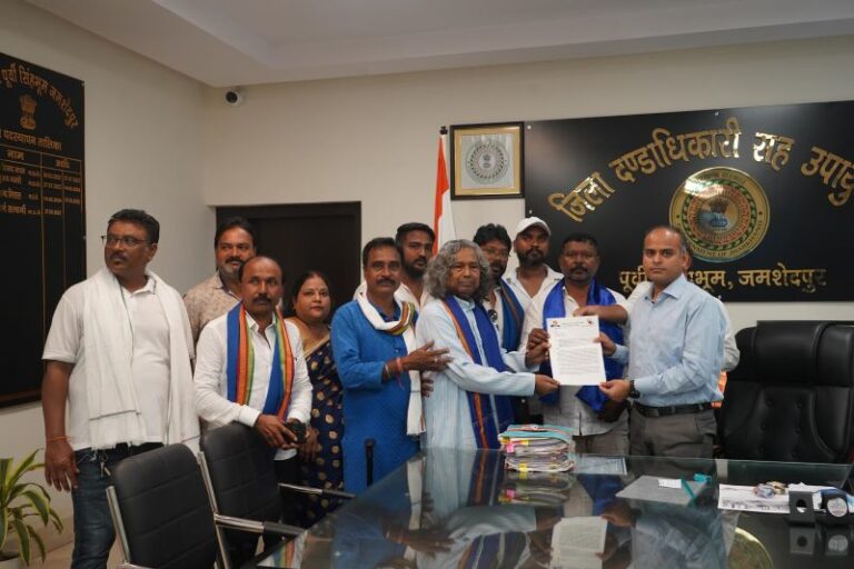 जन शिकायत दिवस पर डीसी से मिलकर ग्रामीण एवं शहरी क्षेत्र के लोगों ने बतायी समस्याएं