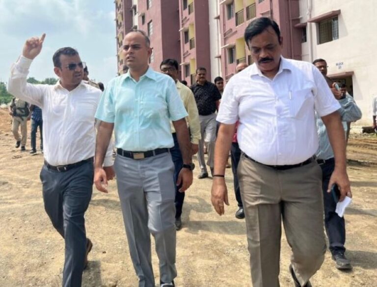 Jamshedpur : उपायुक्त ने बिरसानगर में बन रहे पीएम आवास योजना (शहरी) किया निरीक्षण