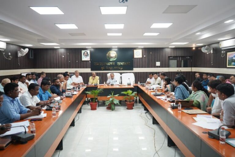 उपायुक्त ने राजस्व संग्रहण, भू-अर्जन, नीलाम पत्र, टाटा लीज भूमि अतिक्रमण की समीक्षा की