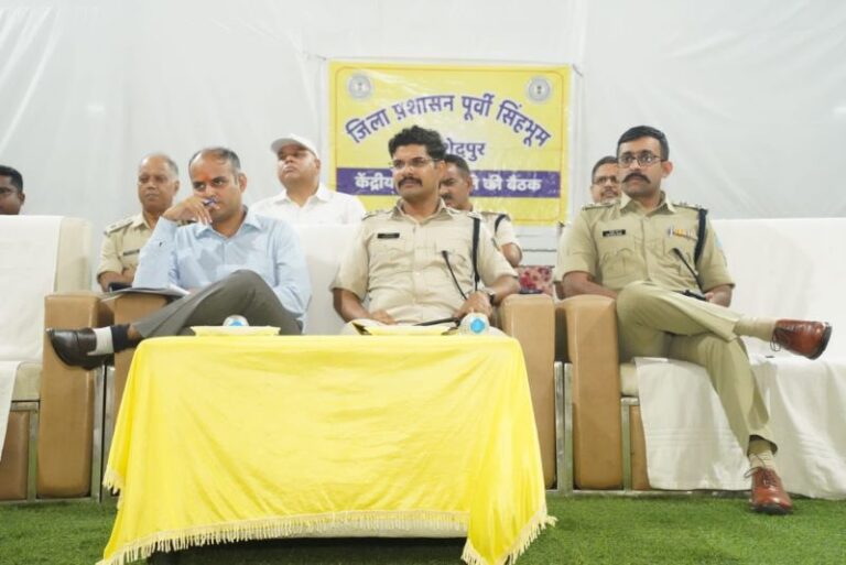 दुर्गापूजा : विधि-व्यवस्था में प्रशासन ने मांगा सहयोग, सुविधाएं समय पर उपलब्ध कराने का वादा