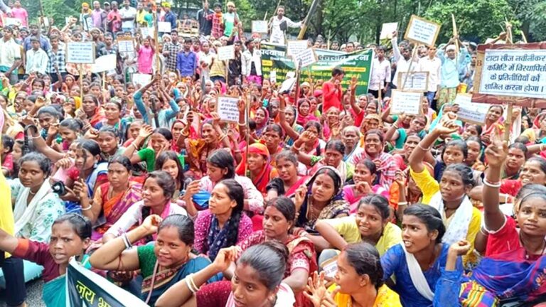 Jamshedpur: डिमना डैम के विस्थापितों ने डीसी ऑफिस घेरा, परंपरागत हथियारों के साथ किया प्रदर्शन, टाटा लीज नवीकरण पर भी उठाये सवाल, 30 दिन में मांगें पूरी नहीं होने पर उग्र आंदोलन की चेतावनी