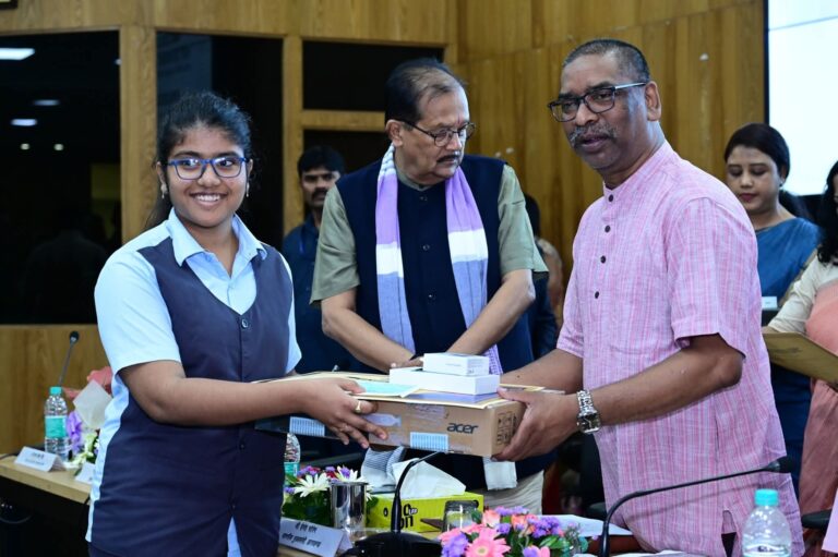 Jharkhand: हेमंत सोरेन ने बांटे नियुक्ति पत्र, 10वीं और 12वीं के टॉपर सम्मानित, जमशेदपुर की शांभवी को भी मिला सम्मान, सीएम बोले-नेतरहाट की तर्ज पर खुलेंगे 3 और स्कूल