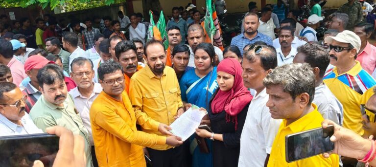 Ghatsila BJP Protest: भाजपा ने प्रखंड कार्यालय पर किया धरना प्रदर्शन, घाटशिला में सांसद विद्युत वरण महतो, पोटका में मीरा मुंडा ने बोला हेमंत सरकार पर हमला, लगाये ये आरोप