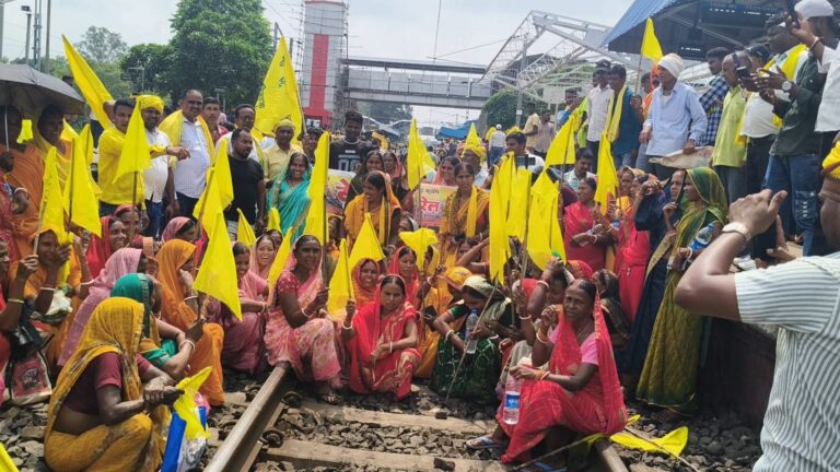 Kudmi Protest: चक्रधरपुर मंडल में 2000 लोगों पर, खड़गपुर मंडल के गालूडीह में भी करीब 400 लोगों पर FIR, सभी पर रेल परिचालन बाधित करने का आरोप