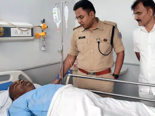 पुलिस की गश्ती पार्टी पर अपराधी ने की फायरिंग, हवलदार के पैर में लगी गोली