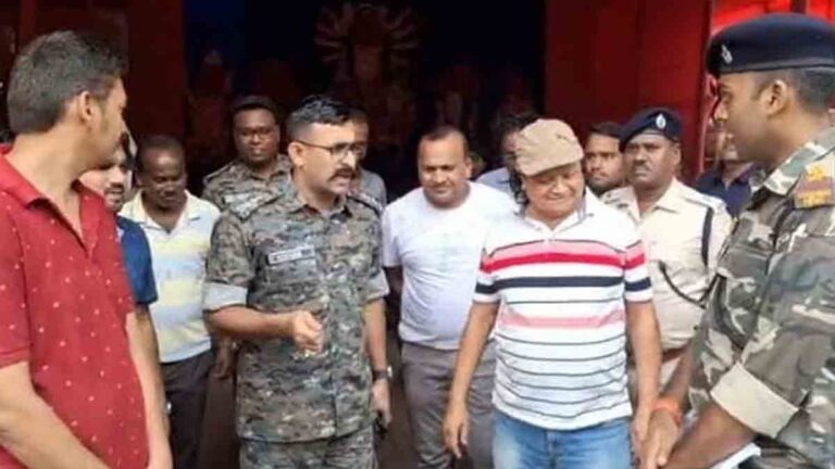 Jamshedpur: हाता, हल्दीपोखर, कोवाली,पोटका में धूमधाम से हो रही दुर्गा पूजा, ग्रामीण एसपी ऋषभ गर्ग पूजा पंडालों में पहुंचे, देखी सुरक्षा व्यवस्था