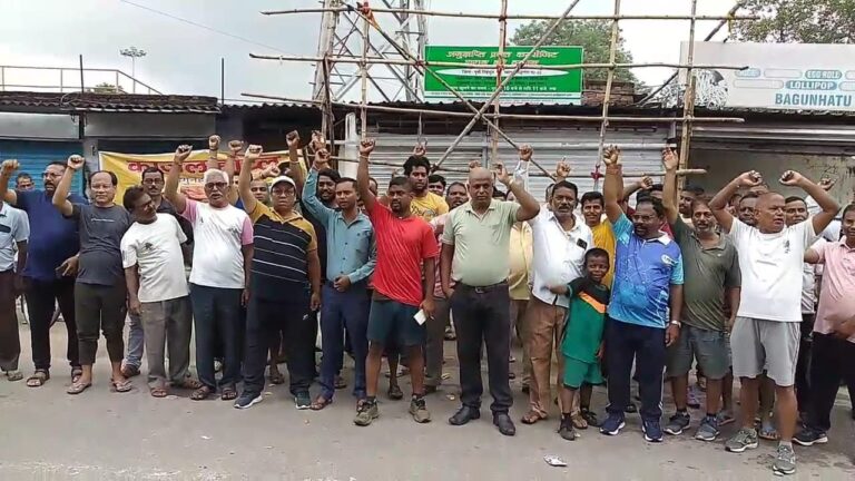 Jamshedpur: सिदगोड़ा के बागुनहातू चौक में खोली गयी शराब दुकान, विरोध में उतरे बस्ती के लोग, जोरदार प्रदर्शन