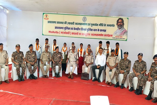 Chaibasa Naxal Surrender: चाईबासा में 10 नक्सलियों ने किया सरेंडर, झारखंड के डीजीपी अनुराग गुप्ता के सामने डाले हथियार
