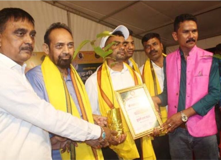 Jamshedpur: करम महोत्सव में सांसद विद्युत वरण महतो और विधायक जयराम महतो कुड़मी रत्न से सम्मानित, कुड़माली भाषा को 8वीं अनुसूची में शामिल करने की मांग