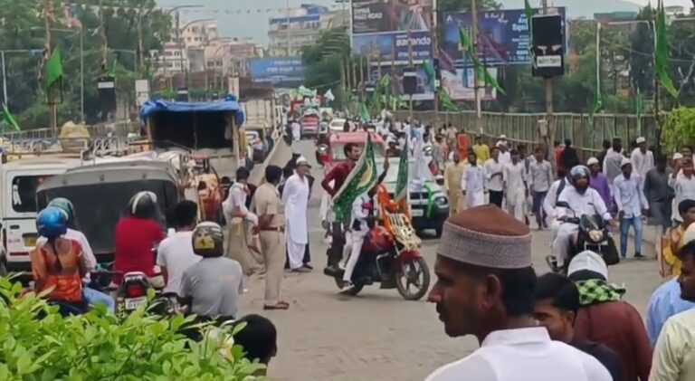 Jamshedpur: जमशेदपुर में ईद मिलादुन्नबी अकीदत और एहतराम के साथ मना, मानगो से लेकर धतकीडीह तक जश्न का माहौल, निकला गया जुलूस, तैनात रही पुलिस