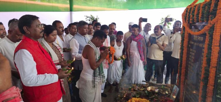 Gua Martyrdom Day: पूर्व मुख्यमंत्री अर्जुन मुंडा, पूर्व मंत्री बड़कुवर गागराई व पूर्व सांसद गीता कोड़ा ने शहीदों को किया नमन