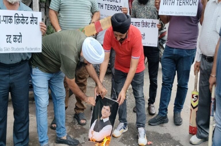 Jamshedpur: भारत-पाकिस्तान क्रिकेट मैच के विरोध में AISSF ने साकची चौराहे पर केंद्रीय खेल मंत्री का पुतला फूंका