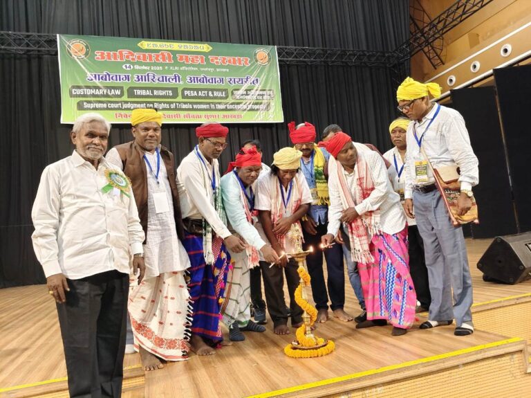 Jamshedpur: आदिवासी महादरबार मेंचंपाई सोरेन ने भरी हुंकार, हेमंत सरकार पर आदिवासियों की जमीन और हक को लेकर लगाये कई गंभीर आरोप, जानें क्या बोले?