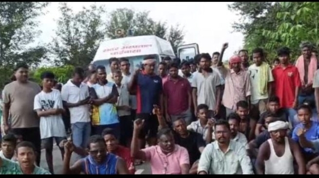 Chaibasa Road Accident: चाईबासा-जगन्नाथपुर मुख्य सड़क पर सिंहपोखरिया रेलवे स्टेशन के पास सड़क हादसे में बच्चे की मौत, विरोध में सड़क जाम
